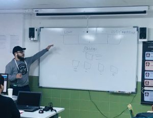 Víctor explicando maquetación de una web en la pizarra del aula..
