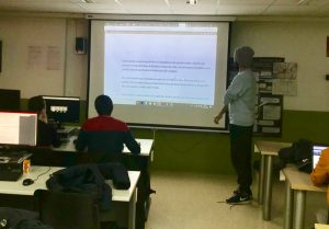 Nuestro alumno Pedro Antonio leyendo un fragmento de "Memorias de un ingeniero" proyectado en la pizarra de clase.