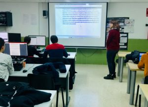 Nuestra alumna Vanessa leyendo un fragmento de "Memorias de un ingeniero" proyectado en la pizarra de clase.